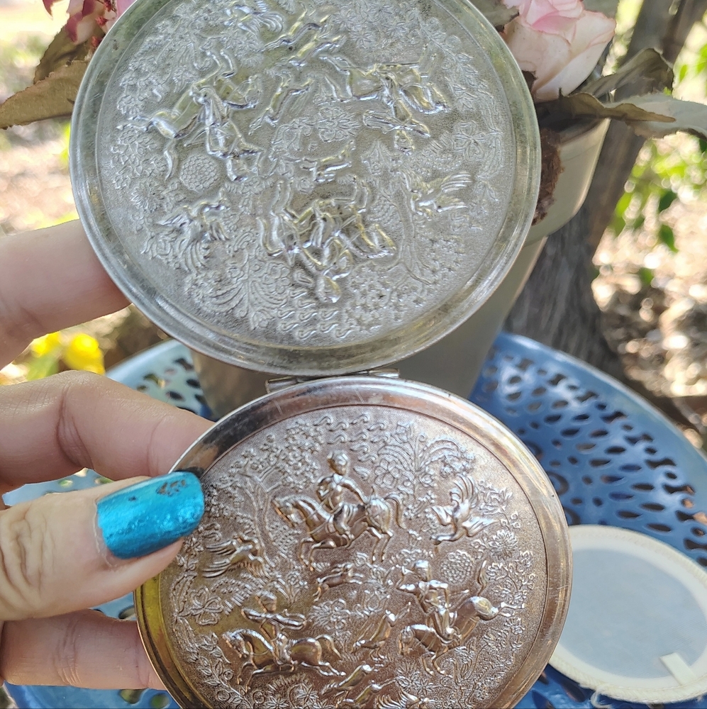 TUSSY PERSIAN INTRICATE HUNTING SCENE DISPLAY SILVER TONE COMPACT VINTAGE MCM